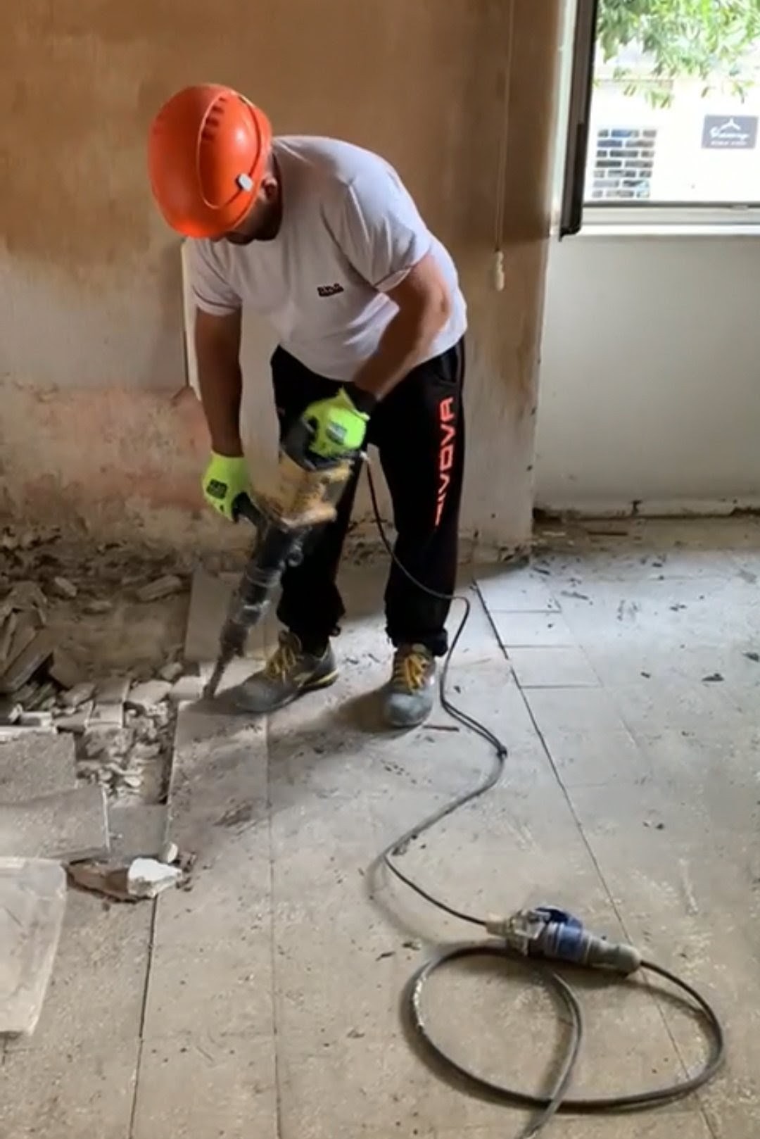 Demolizioni e opere preliminari per la ristrutturazione di un appartamento a Napoli