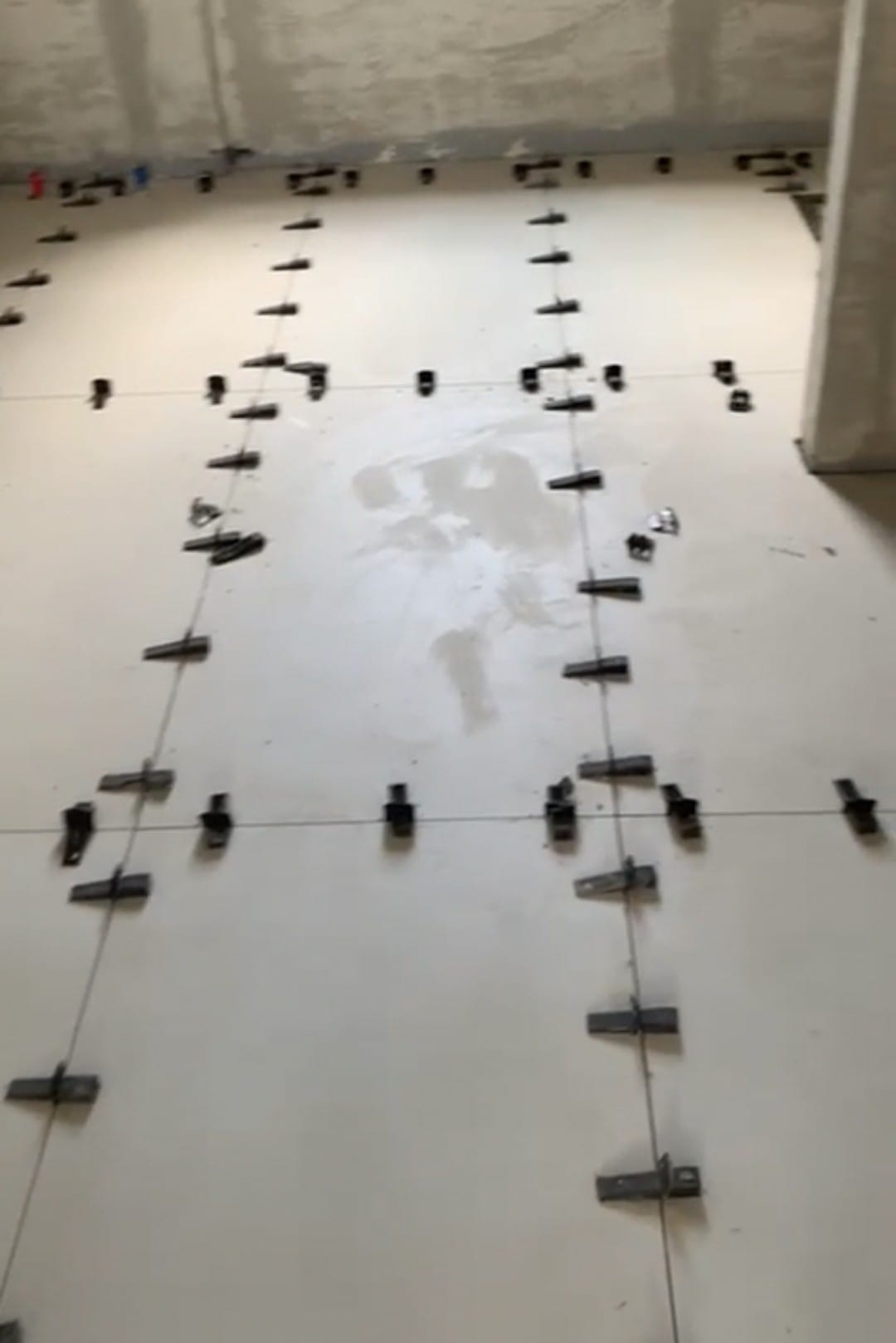Opere di finitura con pavimenti e rivestimenti in appartamento ristrutturato a Napoli